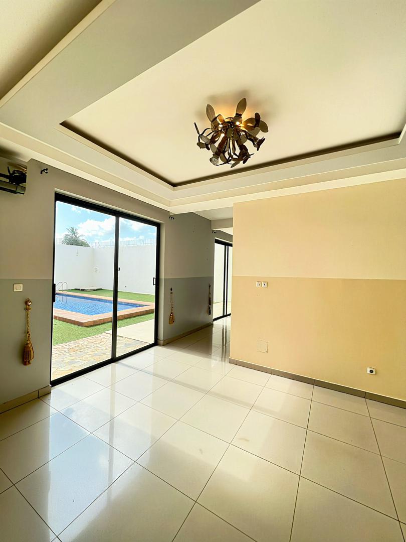 A LOUER UNE TRÈS BELLE VILLA DUPLEX DE 5 CHAMBRES AVEC PISCINE ,JARDIN,GROUPE ÉLECTROGÈNE - TOTSI