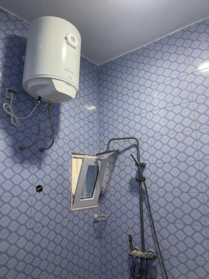 Appartement cour unique de chambre salon en location à Agbalepedo haac – 80 000 FCFA
