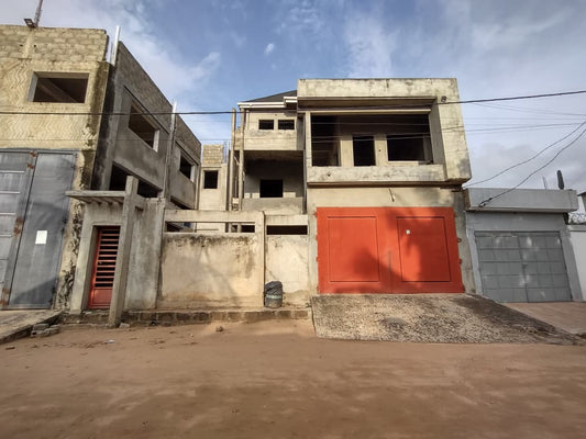 Immeuble triplex inachevé de 255 m² avec 8 chambres en vente à Adidogomé Sagbado – 80 millions FCFA