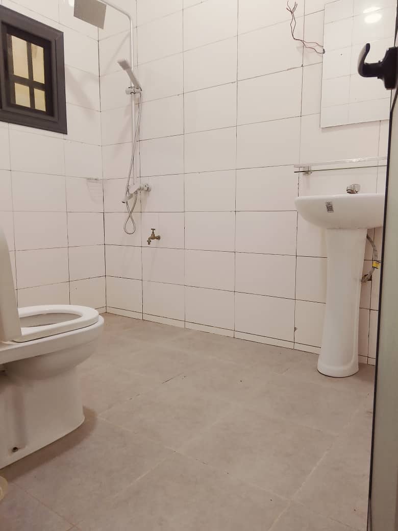 Appartement de 3 chambres à louer à Adewui Rond Point Trésor – 250 000 FCFA