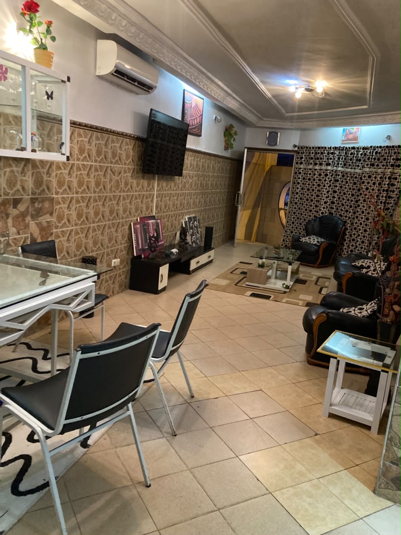 Chambre salon meublé en location à Totsi au bord du goudron – 350 000 FCFA