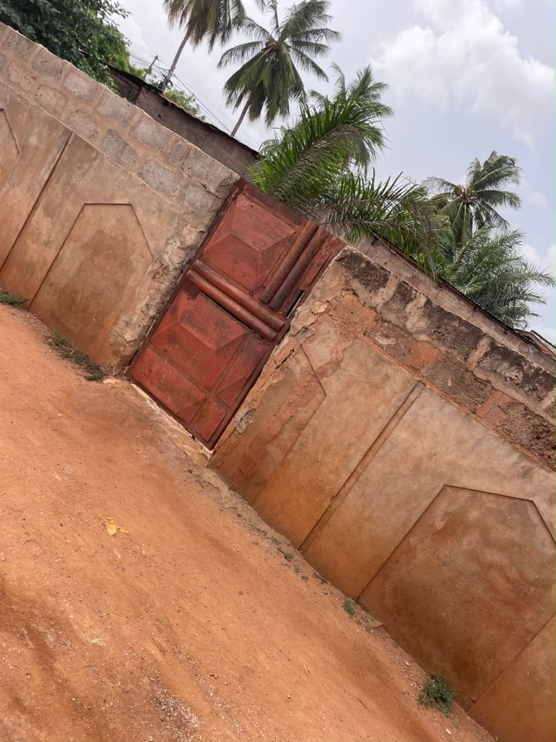 Demi lot clôturé avec une pièce à Agoè Kitsidjan – 22 000 000 FCFA