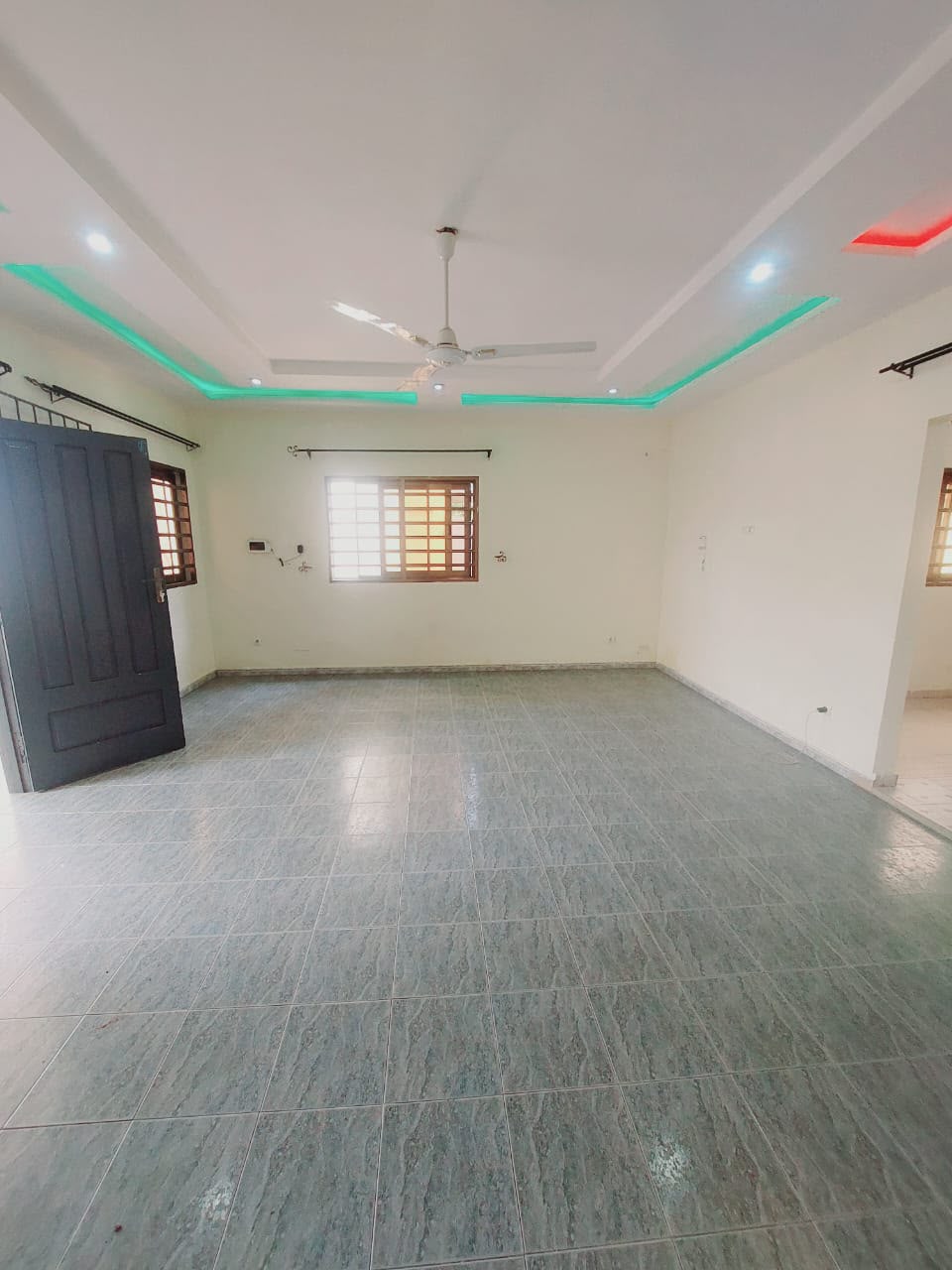 Villa 3 chambres en location bord du goudron à Avedji Adroukpape – 230 000 FCFA