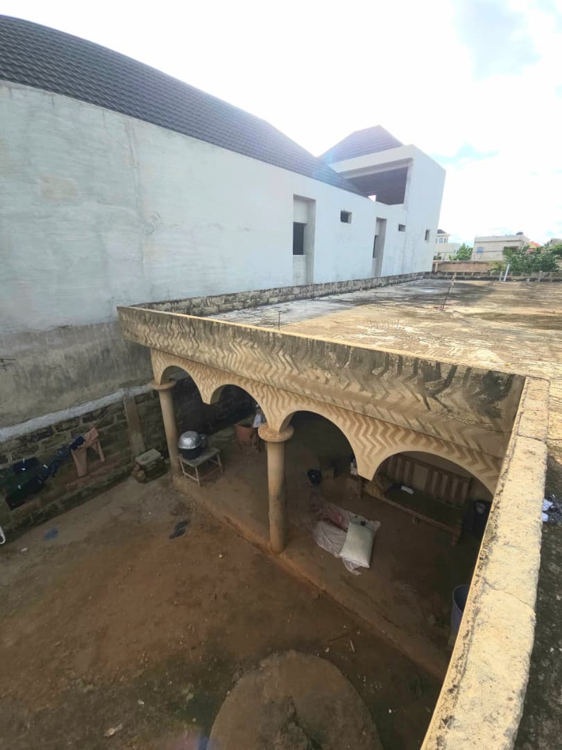 Villa 4 chambres de 300 m² en vente proche du goudron à Agoè Légbassito – 25 millions FCFA