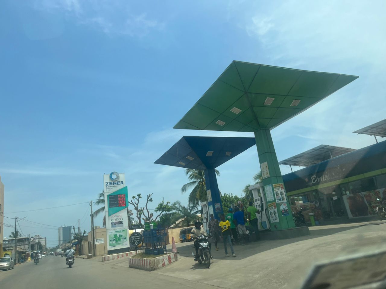 Terrain bâti de 300 m² avec mini villa en vente en bordure de goudron à Nyekonakpoè Adjololo – 30 millions FCFA