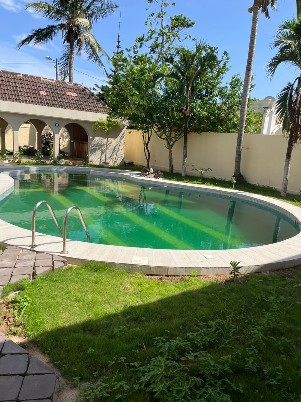 Villa basse avec piscine à louer à la Caisse – 1.600.000 FCFA