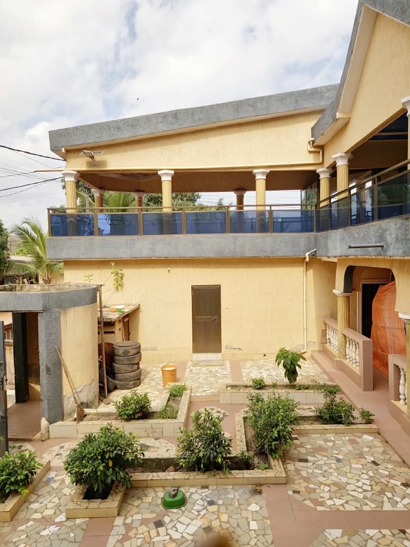 Villa basse 4 chambres en vente sur un demi lot à Apessito – 30 millions FCFA