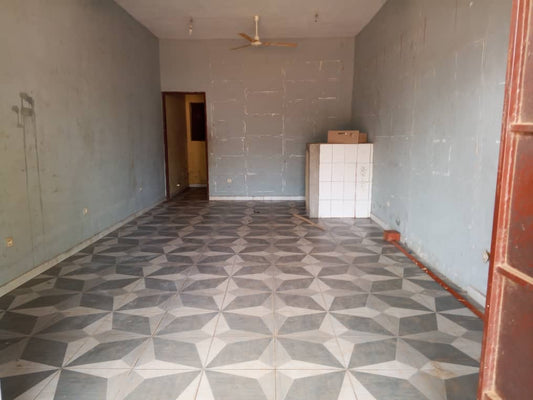 Boutique à louer en bordure de goudron à Agoè Legbassito – 100 000 FCFA