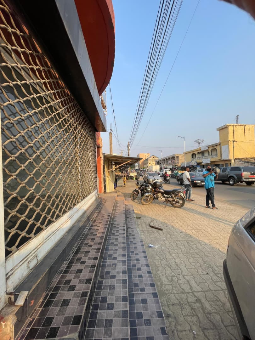 Boutique duplex à louer à Tokoin Séminaire au bord du goudron – 200 000 FCFA
