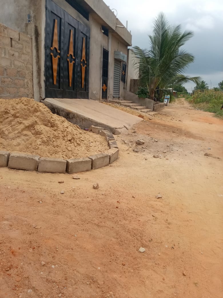 Demi-lot clôturé en vente à 20 minutes du goudron d’Adétikopé – 5 millions FCFA