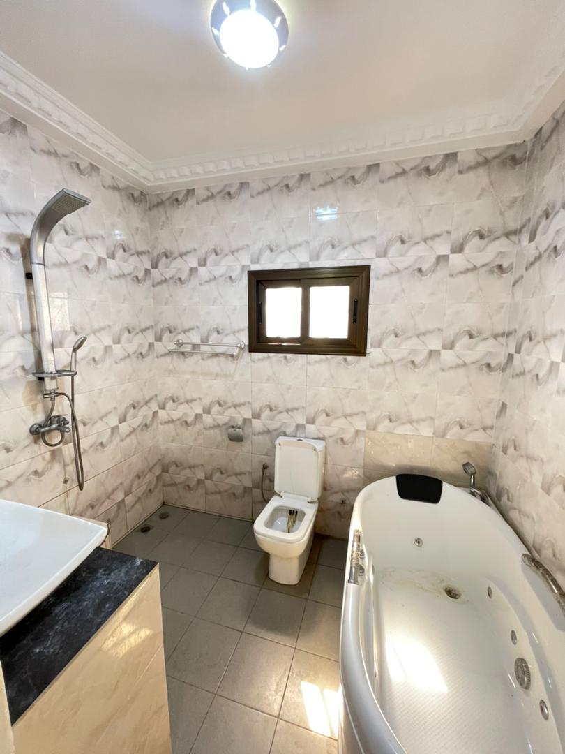 Villa duplex 7 pièces à louer à Avépozo, à 100 m du goudron et à 800 m de la mer – 400000 FCFA