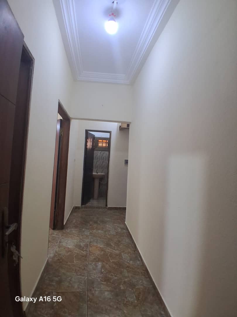 Appartement 2 chambres à louer à Avenou au bord du goudron – 80 000 FCFA / mois