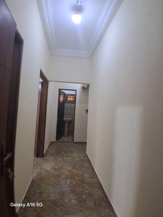 Appartement 2 chambres à louer à Avenou au bord du goudron – 80 000 FCFA / mois