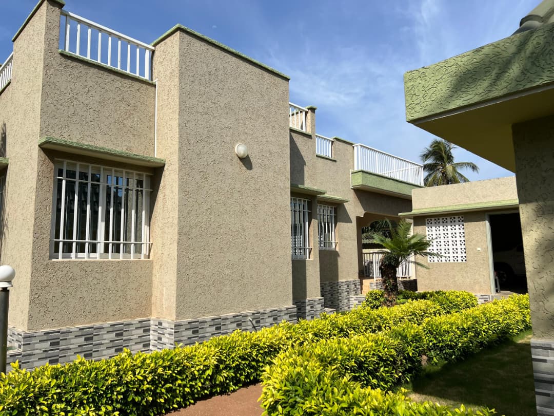 Villa 5 pieces en vente a Avenou a cote du restaurant Factory a 80 metres du goudron - 365000000 FCFA