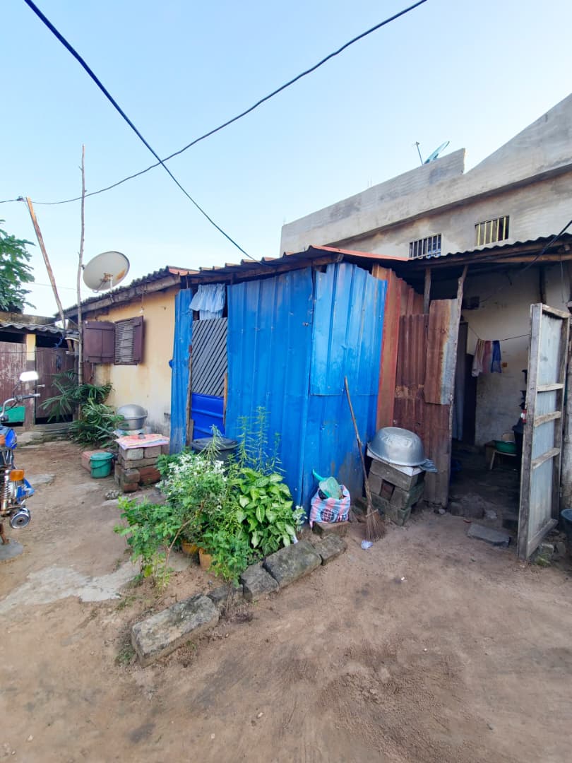 Maison de 240 m² en vente angle de rue à Totsi – 23 millions FCFA