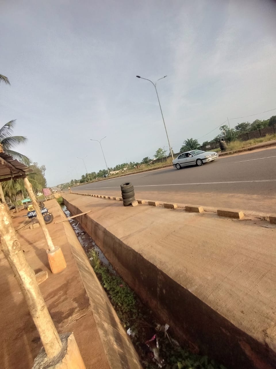 Demi-lot de 300 m² avec 1 pièce en vente, bord du goudron à Zanguera – 18 millions FCFA
