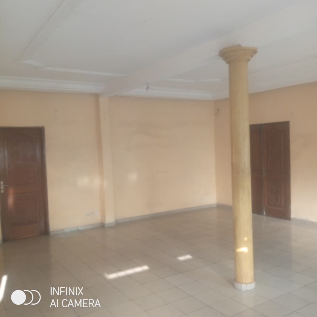 Maison cour unique en location à Adakpamé – 4 chambres – 150 000 FCFA