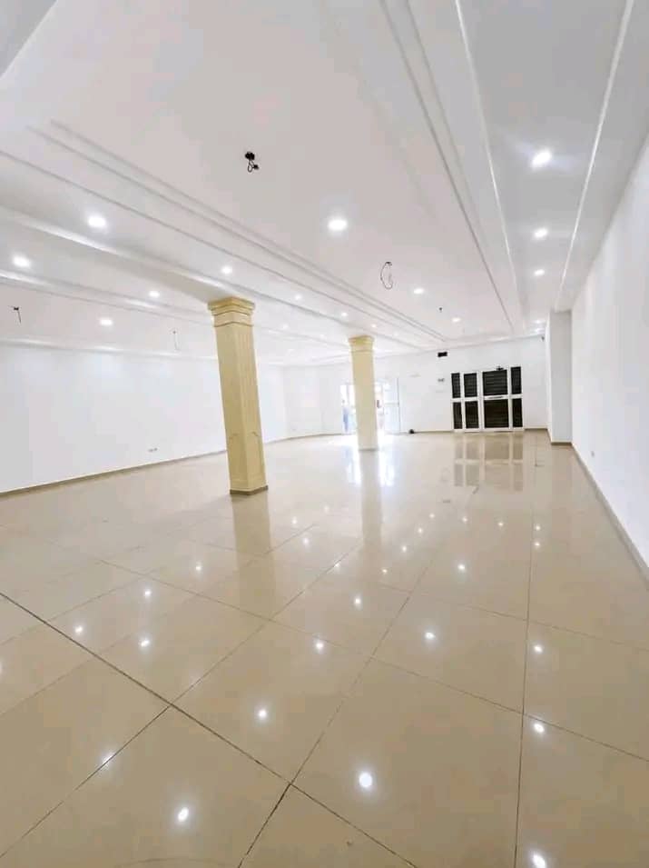 Grande boutique en location à Avedji, à quelques pas du goudron – 250 000 FCFA/mois