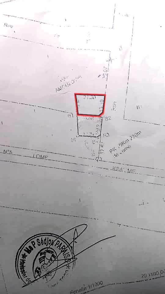 Terrain de 300 m² avec 2 pièces en vente à Zanguera au bord du goudron – 35 millions FCFA