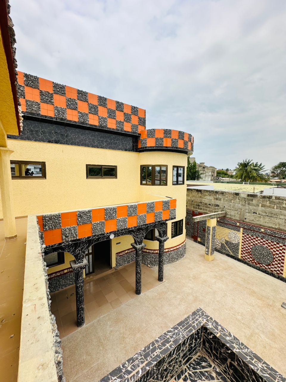 Villa 3 chambres à louer avec boutique et dépendance à Hédzranawoé Tsinga – 350 000 FCFA/mois