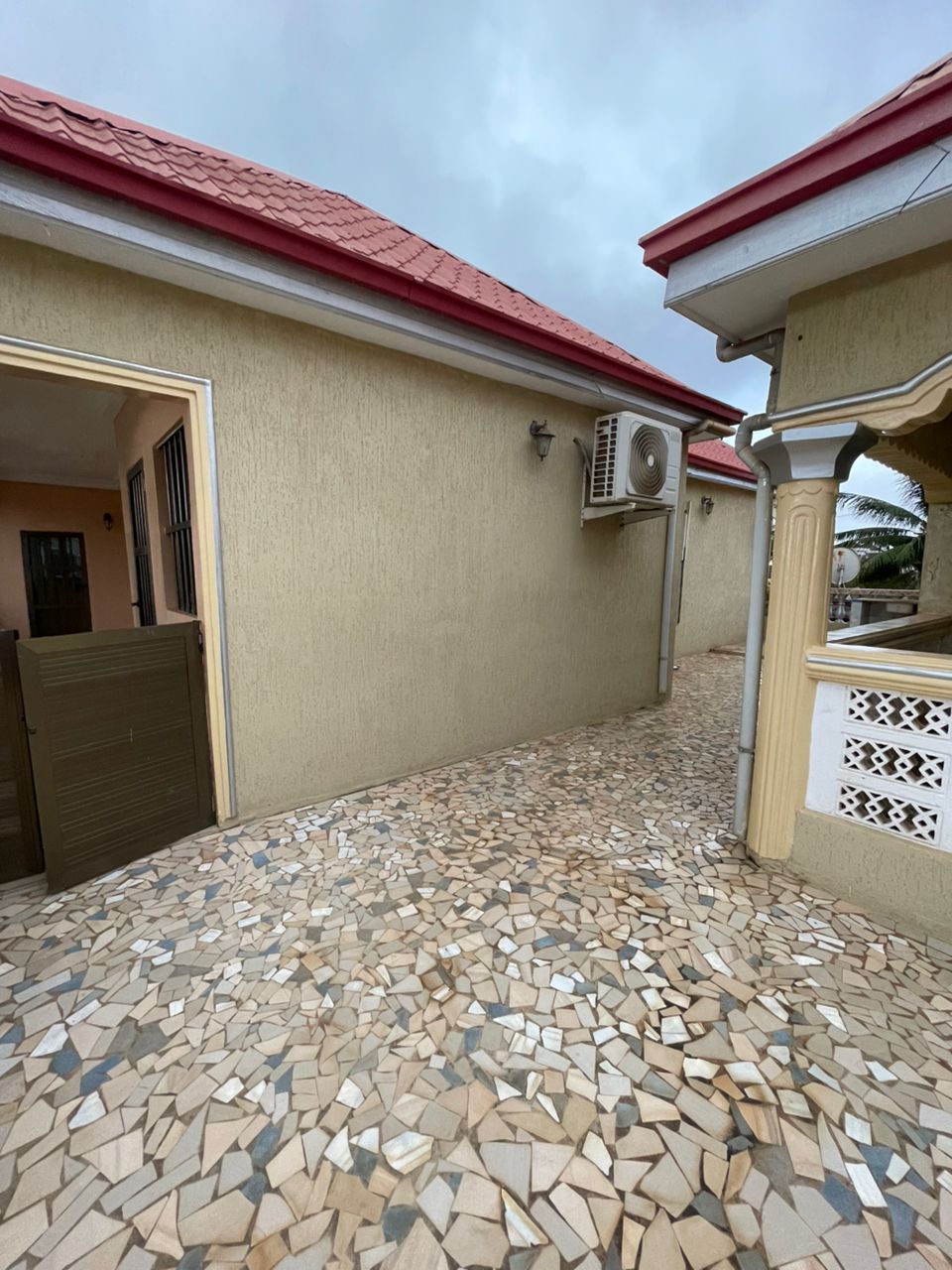 Appartement 4 chambres à louer à Agoè Assiyéyé, proche du goudron – 180 000 FCFA
