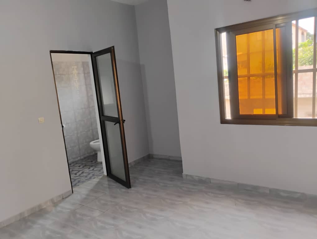 Appartement 3 chambres salon en location à Adidogomé Yokoe Catholique au bord de la grande voie – 120000 FCFA