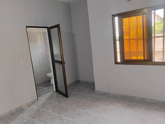 Appartement 3 chambres salon en location à Adidogomé Yokoe Catholique au bord de la grande voie – 120000 FCFA