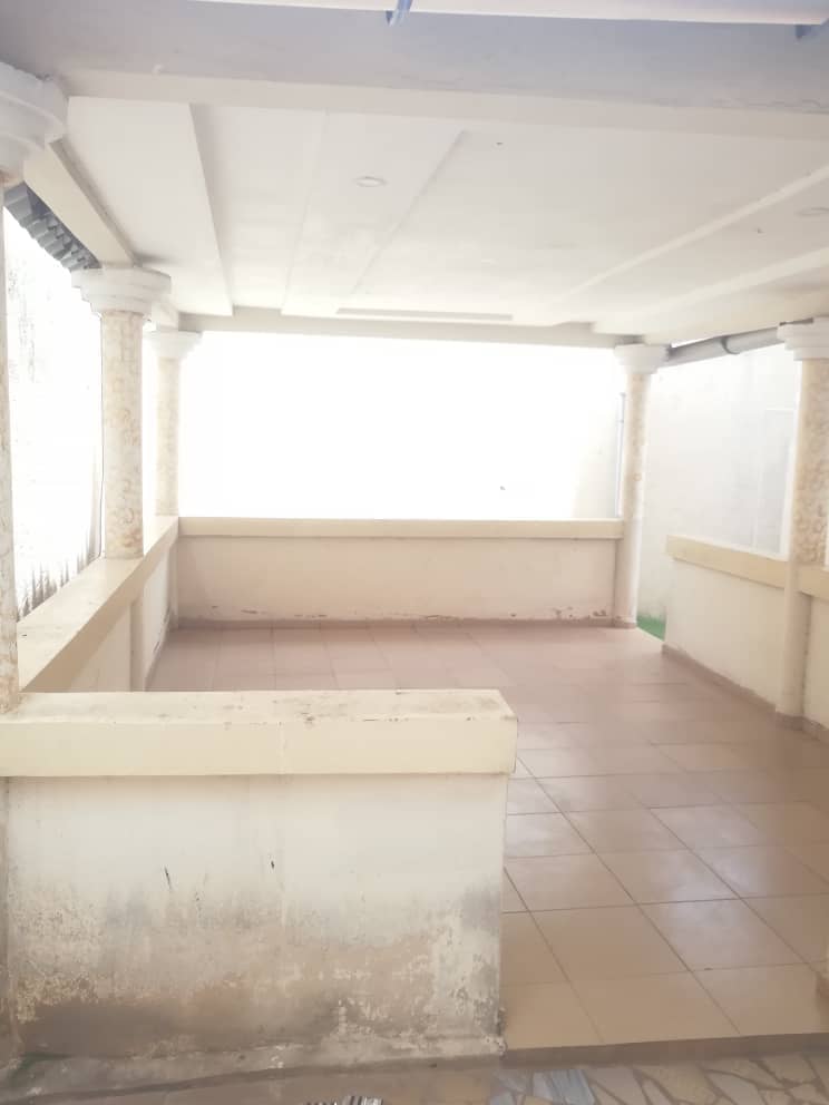 Appartement 3 chambres à louer à Amadahomé Bar Visa – 120 000 FCFA