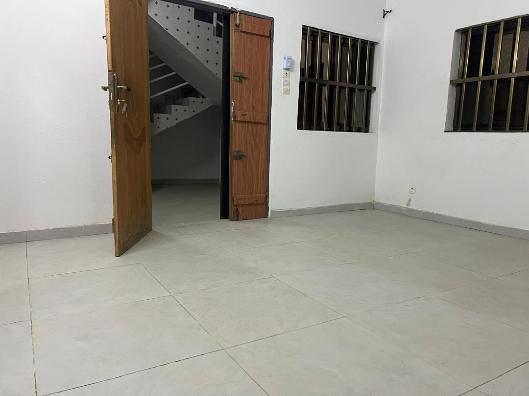 Appartement 2 chambres salon à louer à Agbalepedo non loin du goudron – 100 000 FCFA