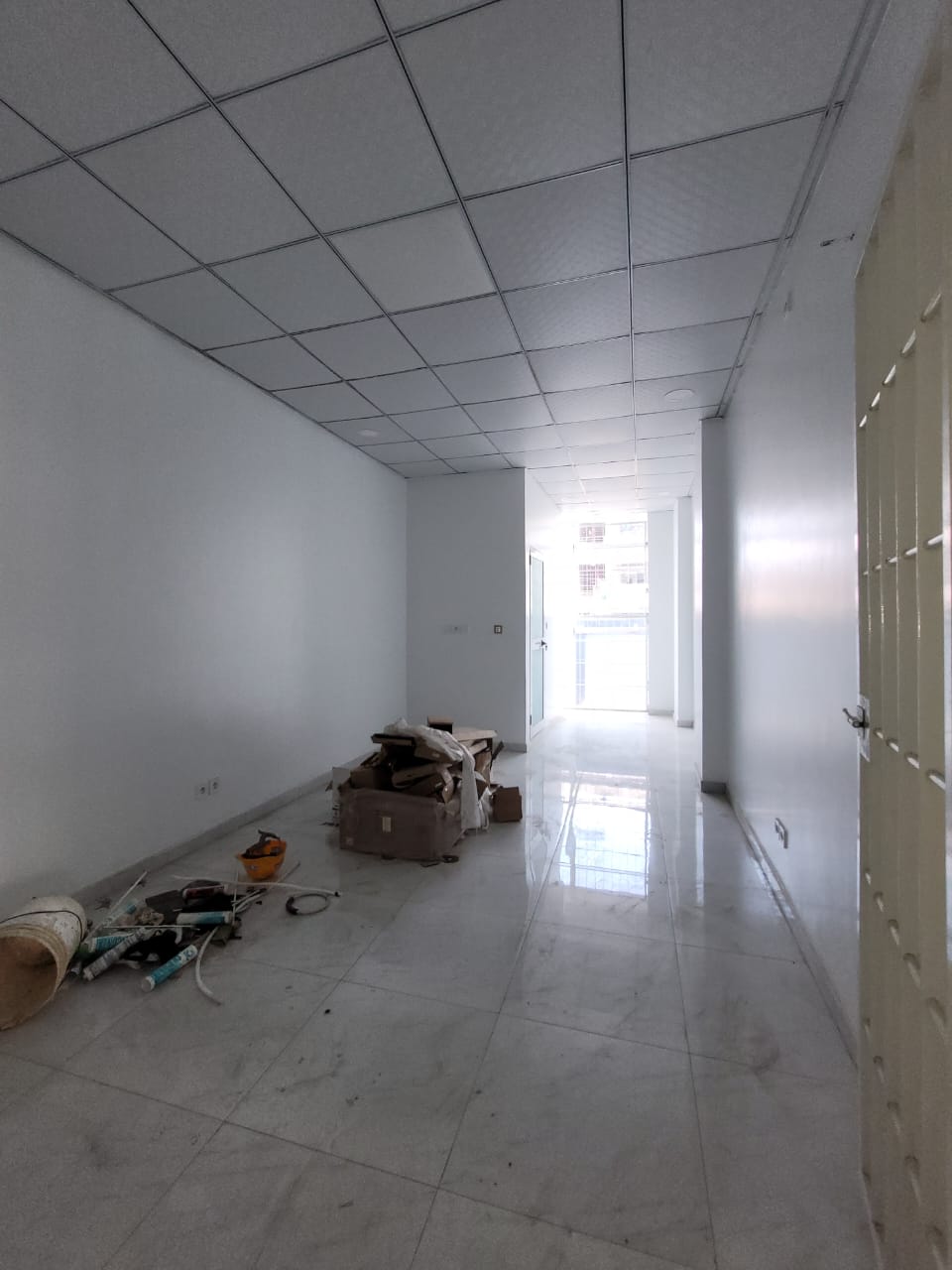 Boutique en location au bord du goudron à Dékon – 300000 FCFA