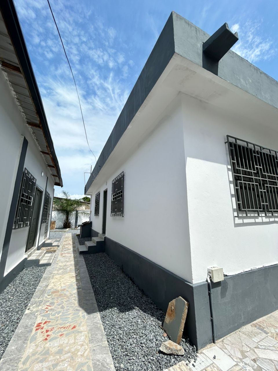 Villa basse 3 chambres à louer à Djifa Kpota, proche du goudron – 400.000 FCFA