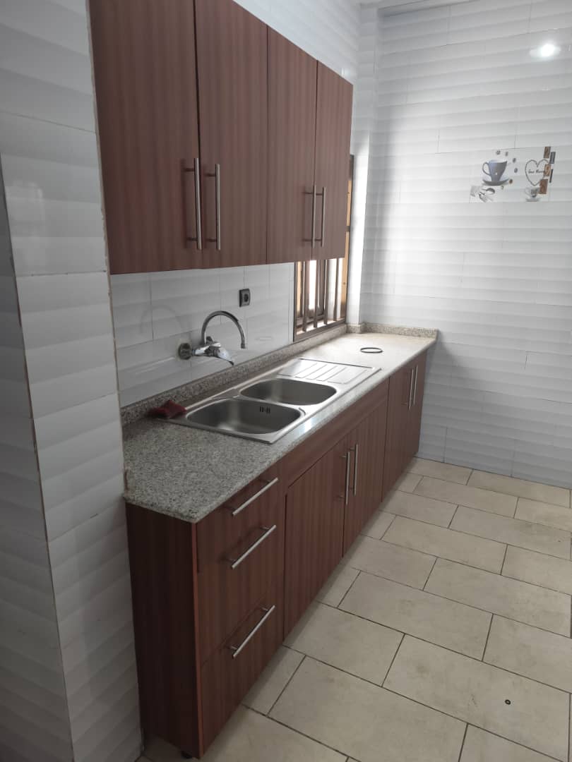 Appartement 2 chambres à louer à Tokoin proche du goudron – 200 000 FCFA