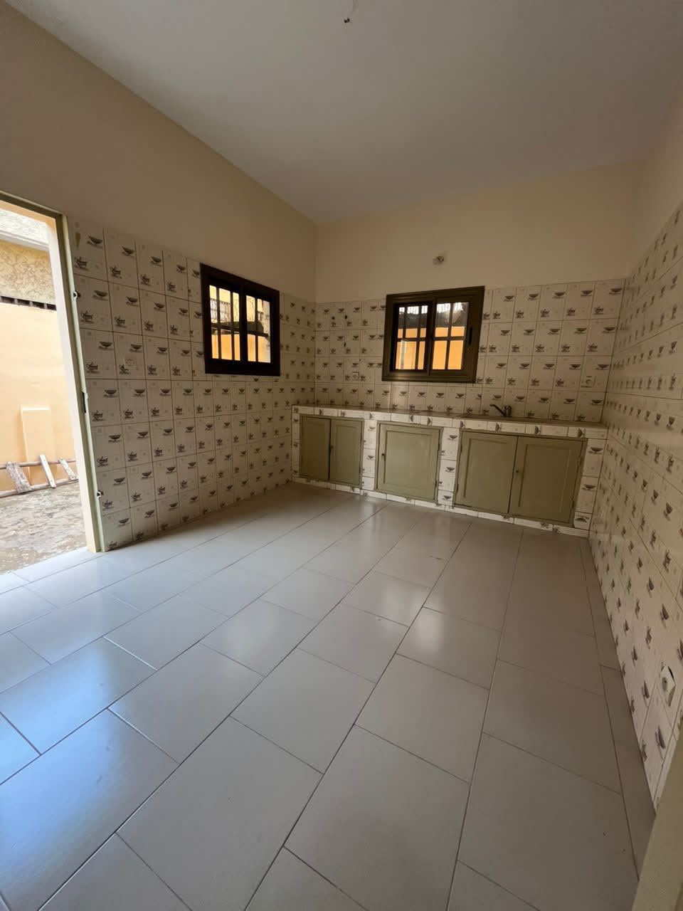 Villa duplex 8 chambres à louer à Djidjolé – 550 000 FCFA / mois