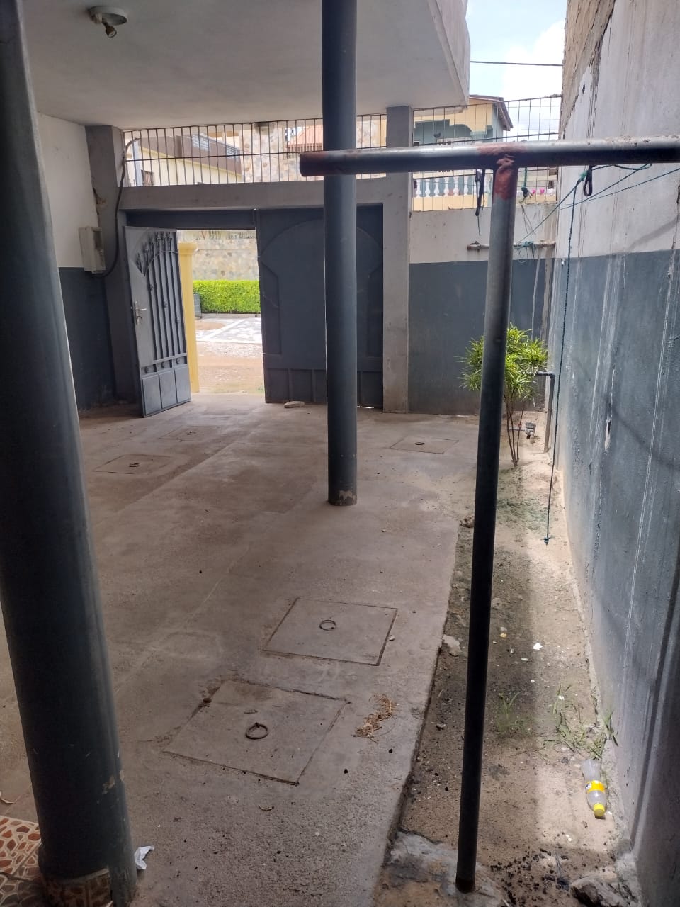 Villa cour unique 2 chambres à louer à Adidogomé non loin d'Atilamonou après Carrefour Gogoligo – 75 000 FCFA