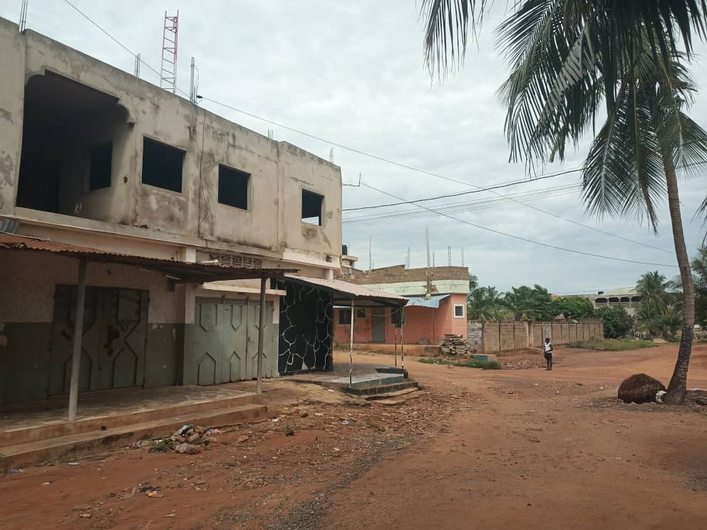 Maison inachevée de 5 chambres salon avec 2 boutiques en vente à Carrefour Aïsèd Amadahomé – 24 millions FCFA
