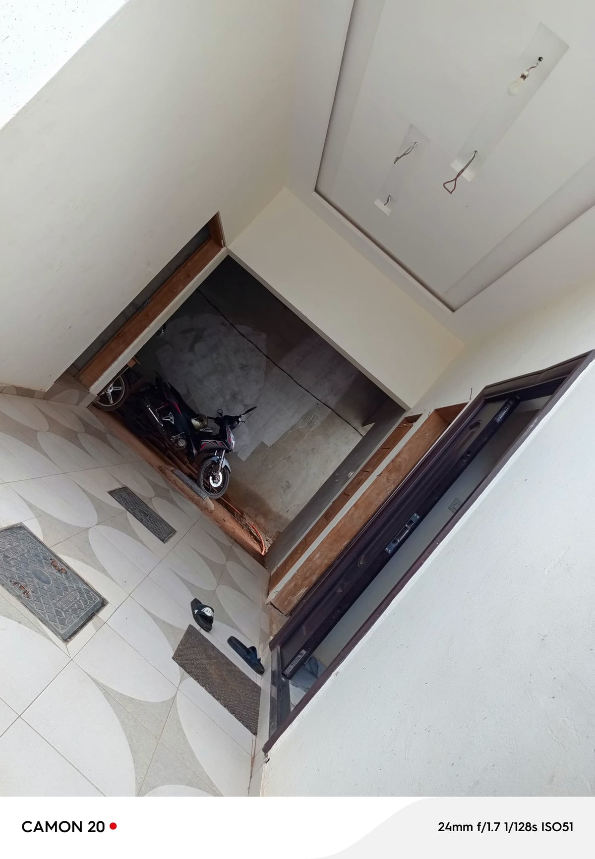 Mini villa 2 chambres salon autonome avec dépendance/boutique en vente près du carrefour Afiadégnigba – 23 millions FCFA