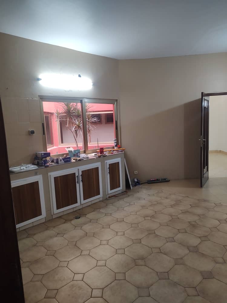 Grande villa 6 pièces à louer à Djidjolé proche du goudron – 900 000 FCFA
