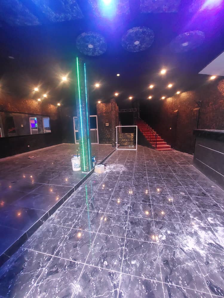 Grand hall avec cave, débarras et WC interne à louer à Zanguéra Maco - 200 000 FCFA