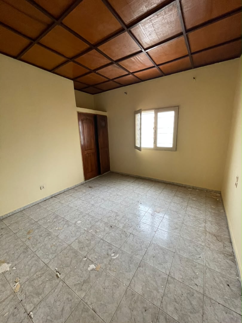 Appartement 2 chambres à louer en bordure de goudron à Agoè Assiyéyé – 110 000 FCFA/mois