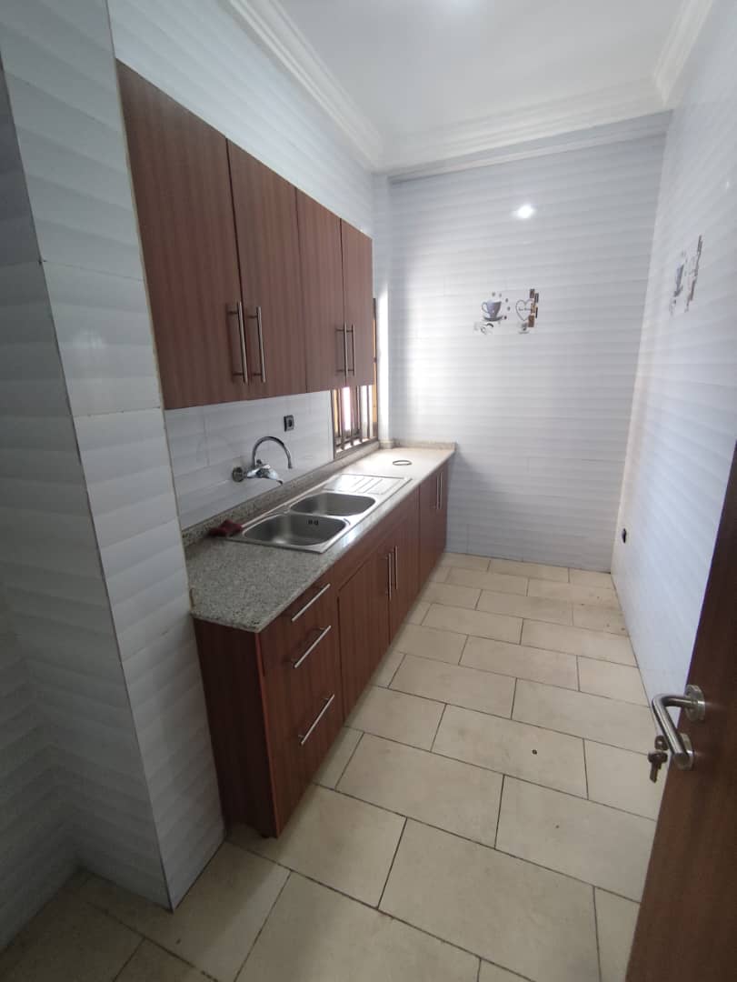 Appartement 2 chambres à louer à Tokoin proche du goudron – 200 000 FCFA