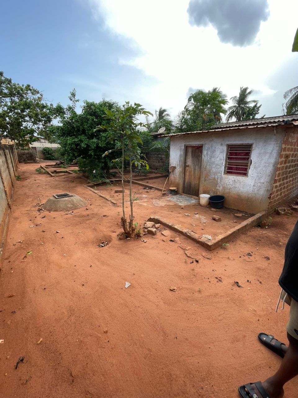 Demi lot clôturé avec une pièce en vente à Agoè Kitsidjan – 22 000 000 FCFA