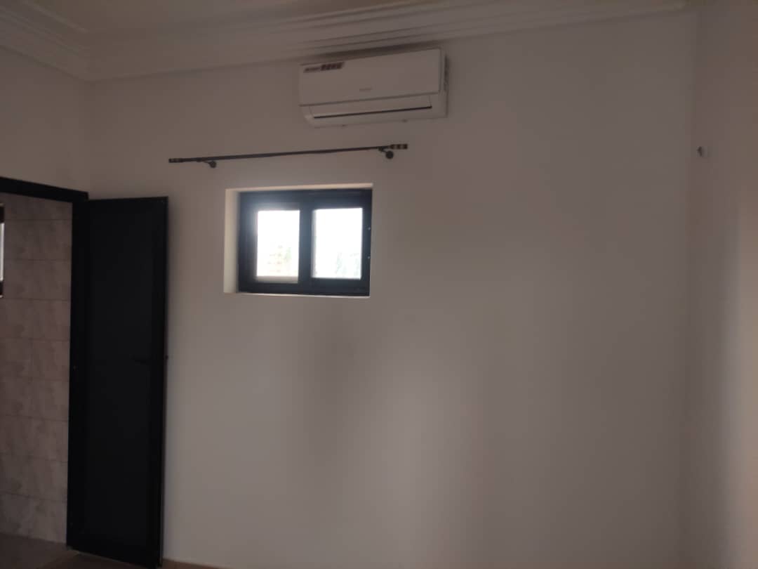 Villa 3 chambres à louer à Avedji rails – 300 000 FCFA