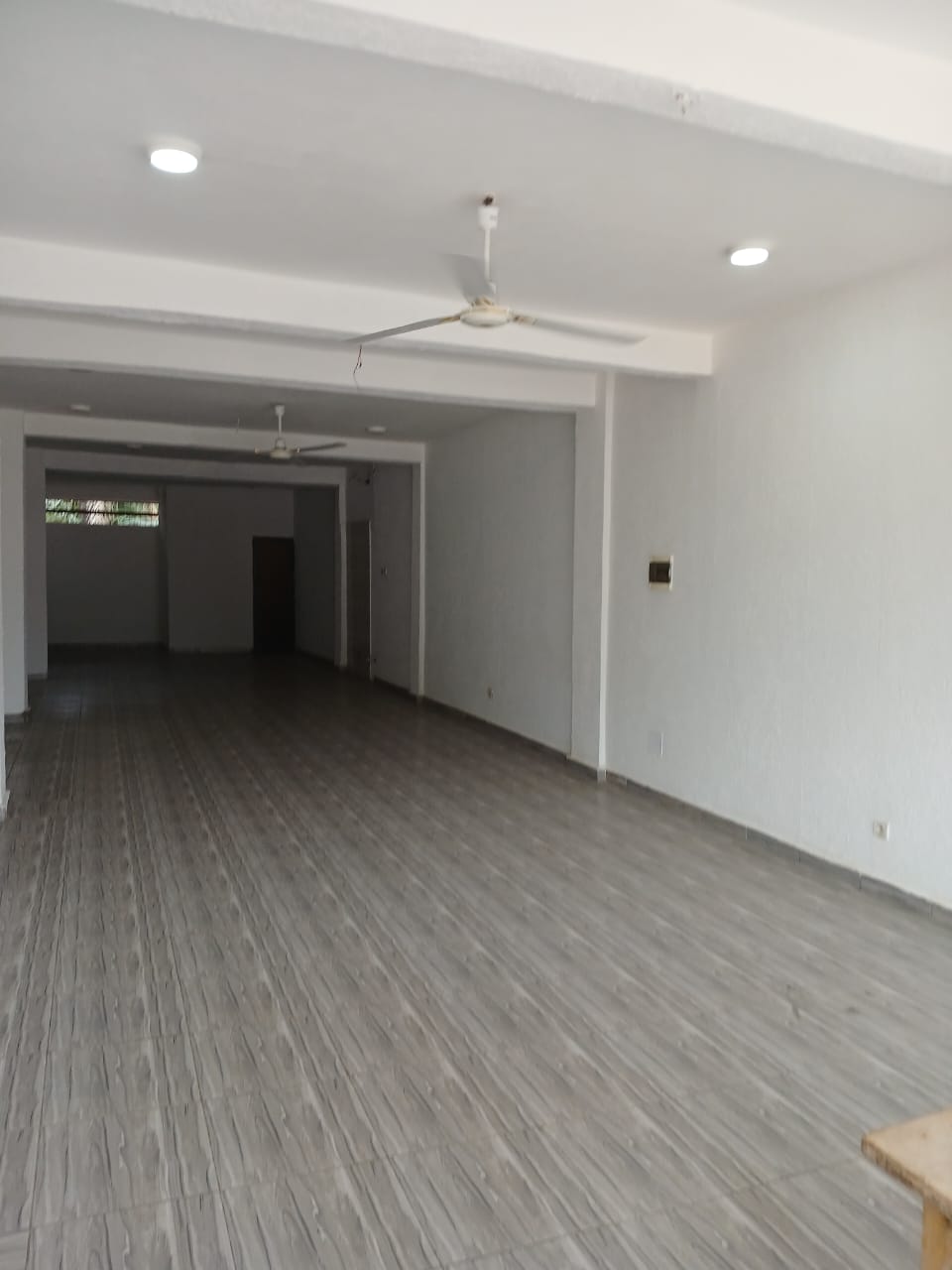 Boutique à louer en bordure de goudron à Totsi – 200 000 FCFA
