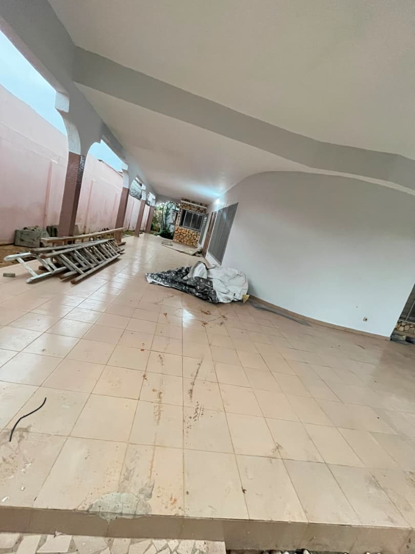Villa 4 chambres à louer à Totsi TK – 350000 FCFA