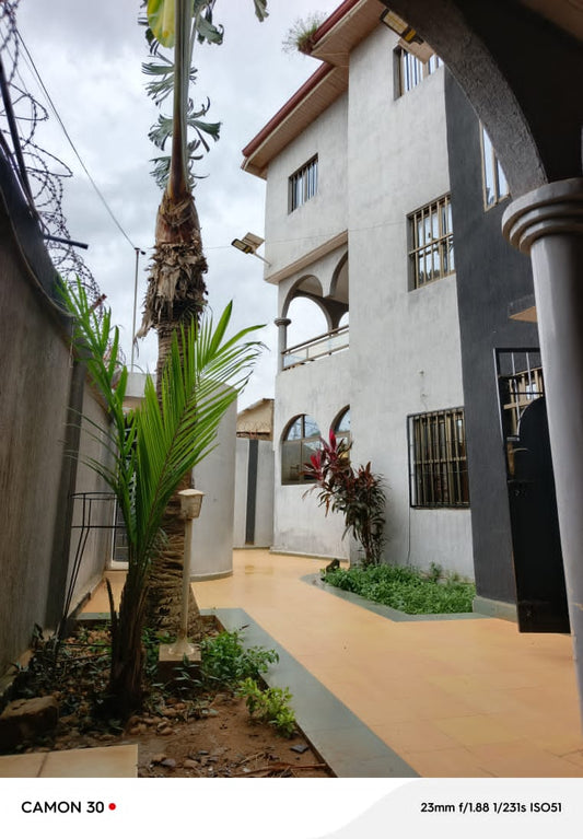 Villa duplex à louer au carrefour Cool Catché près du marché d'Agoè Assiyéyé – 600000 FCFA