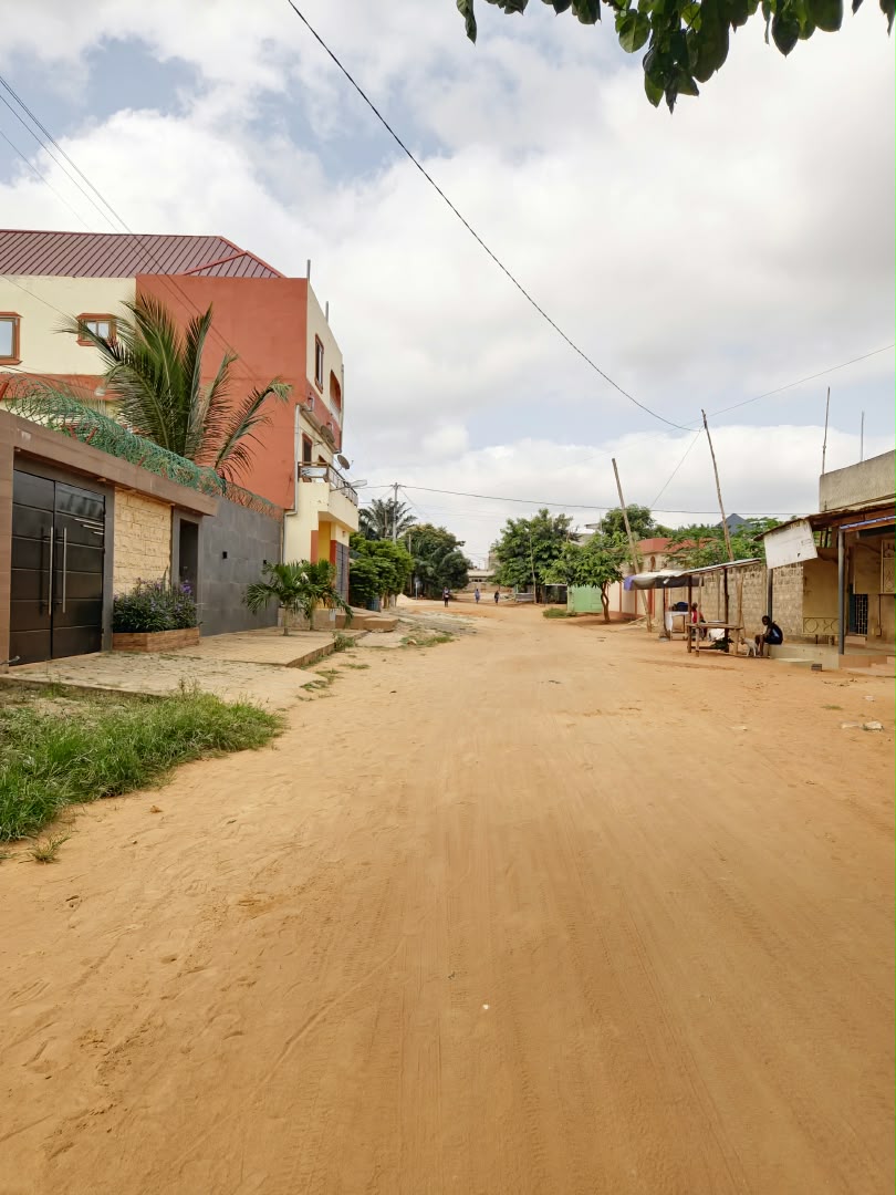 Terrain de 300 m² en vente à Agoè Legbassito Madjikpeto, à 100 m du goudron – 14 millions FCFA
