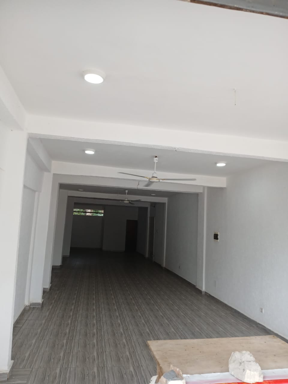 Boutique à louer en bordure de goudron à Totsi – 200 000 FCFA