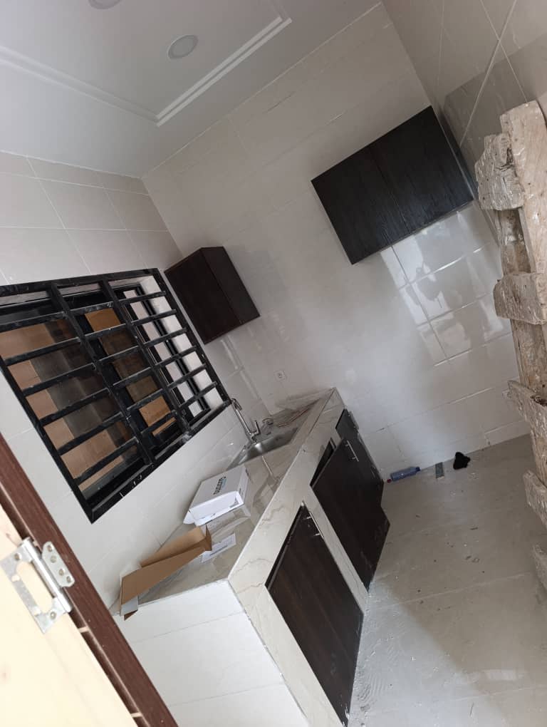Appartement 2 chambres à louer proche du goudron à Totsi – 200 000 FCFA/mois