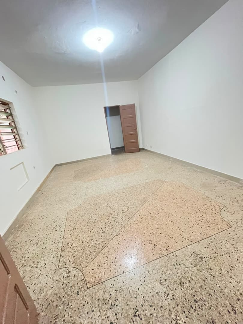 Villa 4 chambres avec dépendance à louer à Totsi hôtel alma – 350 000 FCFA