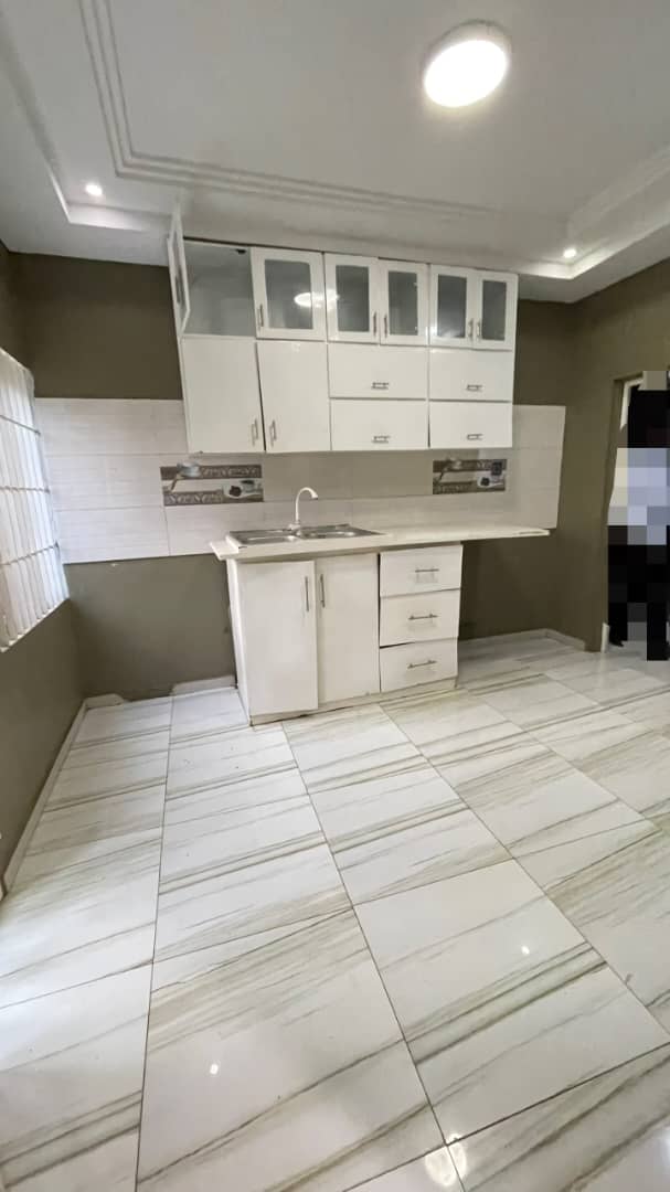 Appartement 4 chambres à louer à Djidjolé bord goudron – 350000 FCFA